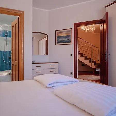 Villa Millrose House *