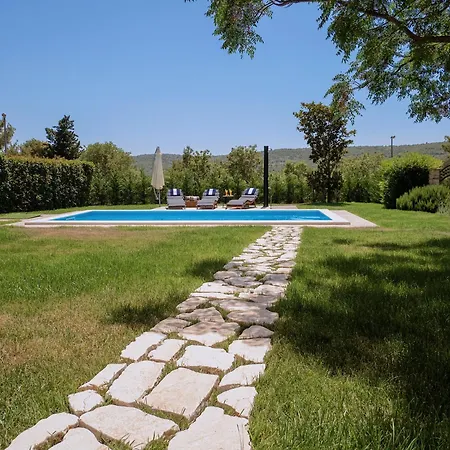 Villa Millrose House *