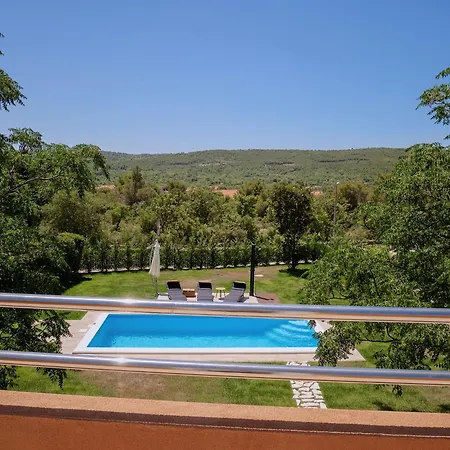 Villa Millrose House *